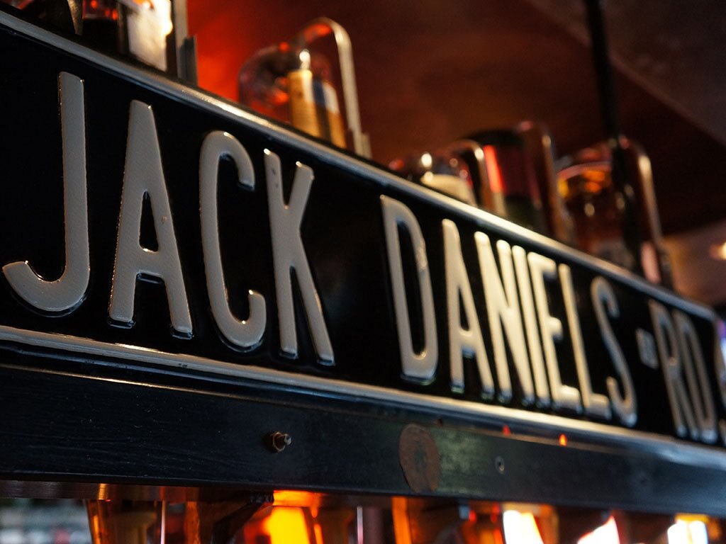 Oud Jack Daniel's-bord boven de bar